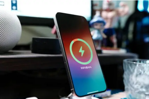 长阳苹果15换屏服务分享用什么充电器给iPhone15充电更好 